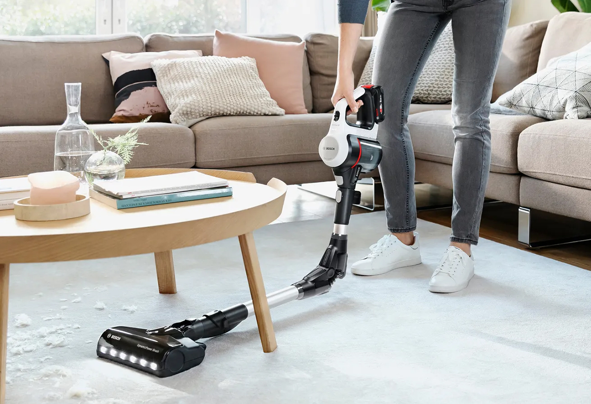 Στη φωτογραφία απεικονίζεται η κλίση από τον σωλήνα και πως σκουπίζεις με άνεση κάτω από ένα τραπέζι